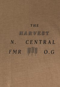 Hnědá tkanina s potiskem textu: "THE HARVEST N. CENTRAL FMR O.G." s dvoutónovým grafickým motivem pšenice a různými velikostmi písma.