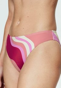 Dół bikini w kombinacji różowego, burgundowego i kremowego, z falistymi wzorami oraz gładką teksturą w niskim kroju.