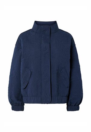 Chaqueta acolchada en color navy con un alto cuello, mangas largas y dos bolsillos laterales; patrón floral texturizado en toda la prenda.