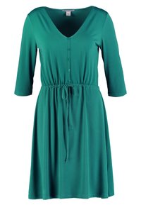 Robe teal avec un décolleté en V, manches trois-quarts, détails de boutons et une taille réglable avec cordon. Fabriquée en tissu doux et lisse.
