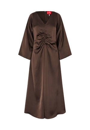 Robe longue en satin marron avec un décolleté en V, un détail fronçé à l’avant, des manches larges trois-quarts, et une étiquette rouge au col.