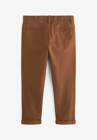 Pantalon marron à texture lisse, avec deux poches arrière et revers retroussés. La taille est élastique pour le confort.