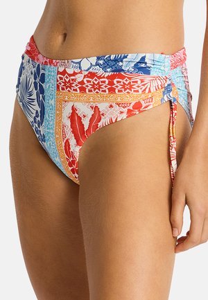 Hoch geschnittener Bikinihöschen mit rotem, blauem und orangefarbenem Blumen-Patchwork-Muster und verstellbarer seitlicher Schnürung an der Hüfte eines Models.