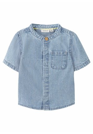 Vaaleansiniset ja valkoiset raidalliset lyhythihaiset taapero paidassa pyöreällä kauluksella, yksittäisellä ruskealla napilla kaulassa ja vasemmassa rintataskussa.