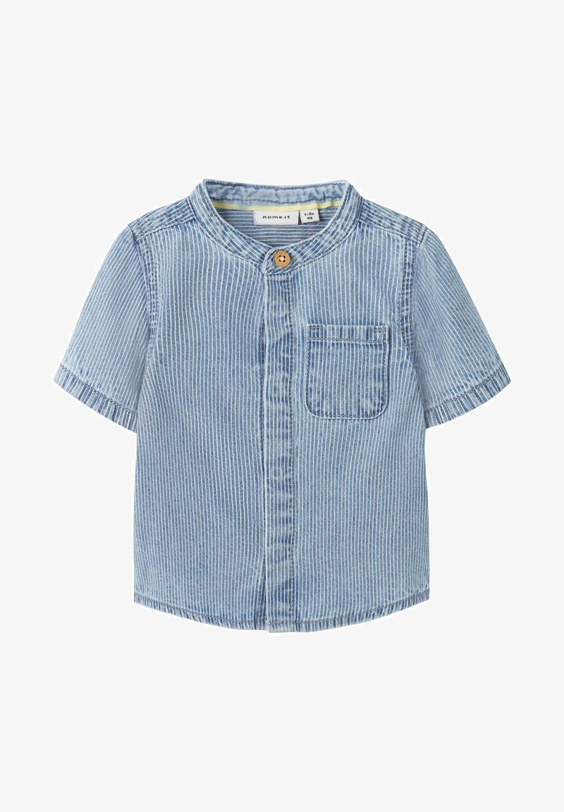 Chemise à manches courtes rayée bleu clair et blanc pour tout-petit avec col rond, un bouton marron au niveau du col et une poche poitrine gauche.
