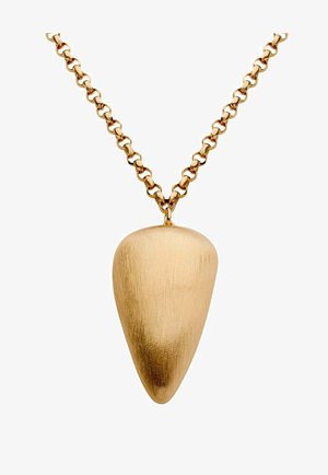 Collar de cadena dorada con un colgante en forma de lágrima de acabado mate y suave colgando en el centro.