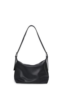 Sac en simili cuir noir avec une texture lisse, une forme arrondie, une bandoulière ajustable et une fermeture éclair.