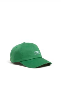 Gorra de algodón verde con visera curvada, correa ajustable y logo blanco "VANS" en el panel frontal. Cuenta con ojales cosidos para ventilación.