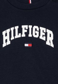 Tommy Hilfiger VARSITY TEE UNISEX - T-shirt imprimé - dark night navy
