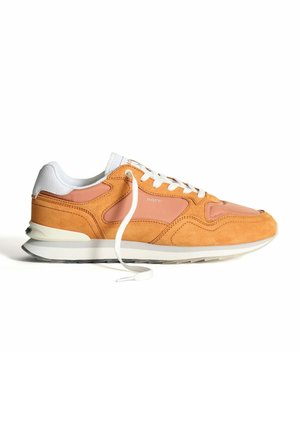 Lichtoranje suede sneakers met witte meshaccenten en vetersluiting. Bevat een beige tussenzool en een grijze rubberen buitenzool. Merkenlogo aanwezig.