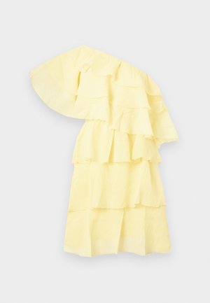 Robe jaune à volants avec un design à une épaule, comportant des niveaux superposés et un tissu texturé. Apparence légère et aérée.
