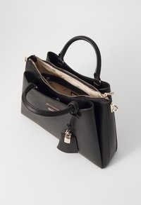 Geantă sintetică texturată neagră, cu accesorii aurii, mânere duale, închidere cu fermoar și interior căptușit cu țesătură care prezintă un model de brand.
