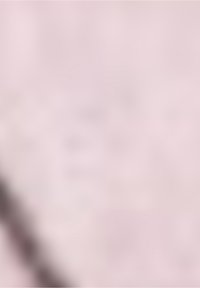 Superficie rosa tenue con una texture liscia, che presenta lievi variazioni di tonalità e un delicato splendore. Nessun motivo o hardware notevole è presente.