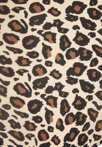 Løveprintstoff med en glatt tekstur, med svarte flekker på en beige bakgrunn, med brune nyanser i mønsterdetaljene.