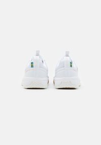 Scarpe sportive bianche realizzate con materiali in rete e sintetici, dotate di una suola bianca testurizzata e di accenti colorati sul tallone.