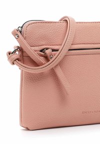 Borsa a tracolla in pelle rosa con superficie texturizzata, apertura superiore con zip e tasca frontale. Presenta una tracolla regolabile e dettagli in metallo argentato.
