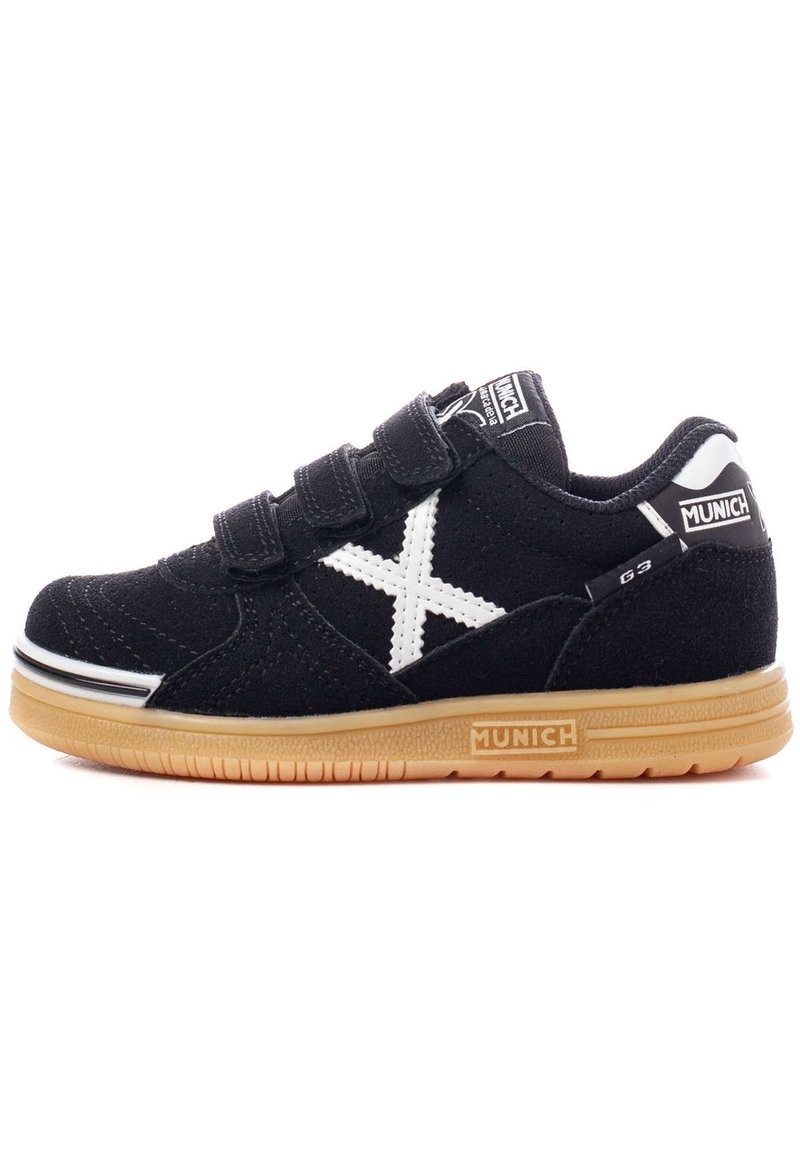 Zapatillas de ante negro con logotipo blanco y diseño de cruz, que presentan tres correas de Velcro y una suela de goma. Detalles de costura en todo el calzado.