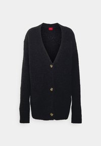 Schwarzer Wollcardigan mit langen Ärmeln, tiefem V-Ausschnitt und drei braunen Knöpfen vorne, auf einem weißen Hintergrund präsentiert.