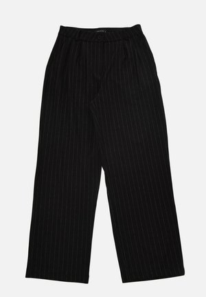 Schwarze, hoch taillierte, weit geschnittene Hose mit dünnen weißen Nadelstreifen, Knopfverschluss am Bund und Vorderfalten, flach auf weißem Hintergrund ausgebreitet.