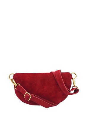 Sac bandoulière demi-lune en daim rouge avec sangle réglable et fermoirs ainsi que boucle en métal doré sur fond blanc.