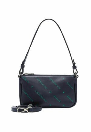 Sac bandoulière en cuir marine avec sangle réglable, arborant un logo « LIEBESKIND BERLIN » embossé en vert et une fermeture éclair en argent. Forme rectangulaire compacte.