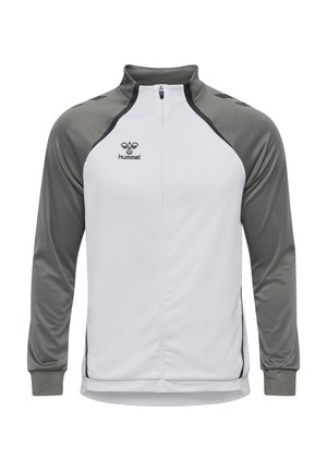 Hvid zip-jakke med grå ærmer, der har en høj krave, sorte detaljer og et logo på brystet. Lavet af letvægtsstof.