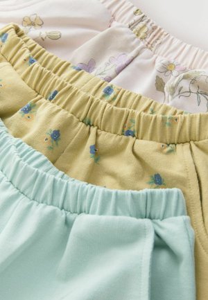 Kolmet shortsit: valkoiset kukkakuviolla, keltaiset pienin sinisin kukin ja mintunvihreät, kaikki kuminauhavyötäröllä.