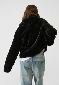 Stradivarius Chaqueta de invierno - black