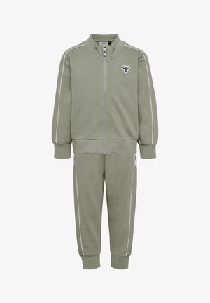 Grüner Trainingsanzug mit einem Reißverschlussjacke mit weißen Streifen, gerippten Bündchen und passenden Hosen mit Seitenstreifen und elastischem Bund.