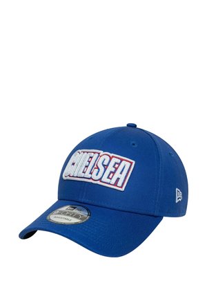 Casquette bleue avec un logo "CHELSEA" brodé en blanc et rouge, visière courbée et sangle ajustable. Fabriquée en tissu avec une texture lisse.