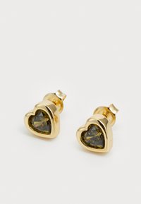 Des boucles d'oreilles en forme de cœur dorées présentent des pierres précieuses vert foncé, des bords lisses et une finition polie, maintenues par de simples attachements en métal.