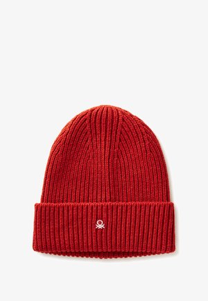 Gorro rojo de punto con textura acanalada, que presenta un borde doblado y un pequeño logo blanco en la parte frontal.