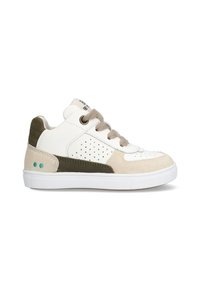 Baskets blanches avec des accents de suède vert et beige, dessus texturé, perforations, lacets beiges et semelle en caoutchouc blanche.