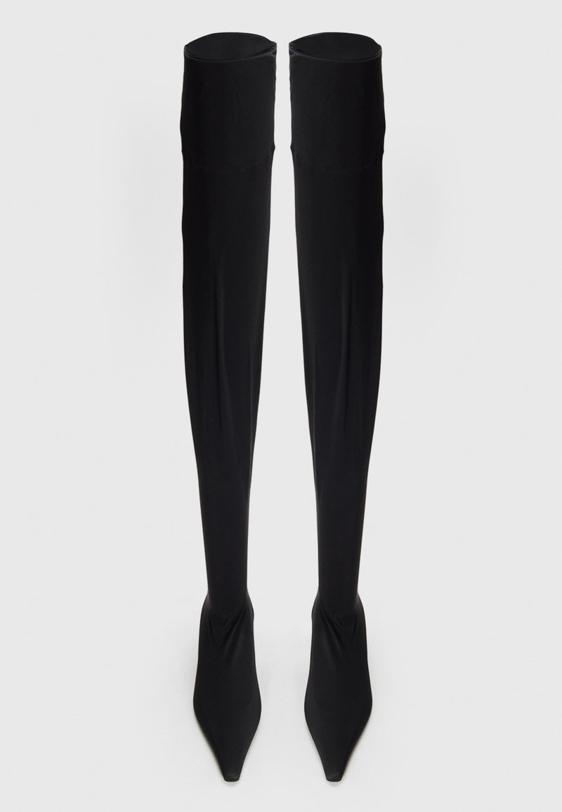 Sorte over-kneeboots lavet af strækstof, med spidse tæer og et strømlinet design, samt glat tekstur og uden synlige lukninger.
