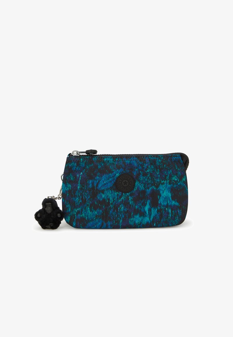 Borsa con zipper in un motivo astratto nero, blu e verde; presenta un piccolo ciondolo a forma di gorilla e un logo nero sul davanti.