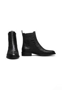 Schwarze Lederknöchelstiefel mit einem Krokodil-Muster, runder Zehenpartie, elastischen Seitenpanels und einem niedrigen Blockabsatz.