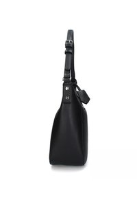 Sort læder skuldertaske med en glat overflade, trekantet form, justerbar rem og metalhardware detaljer.