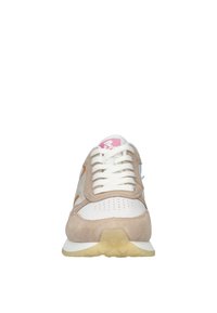 Helle beigefarbene Sneakers aus Wildleder und Mesh-Materialien, weiße Schnürsenkel, rosa Akzente auf der Zunge und eine strukturierte Gummisohle.
