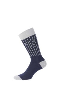Chaussettes en coton bleu marine avec des rayures grises claires et le numéro "15" tricoté sur le rebord supérieur. Sections de orteil et de talon renforcées.