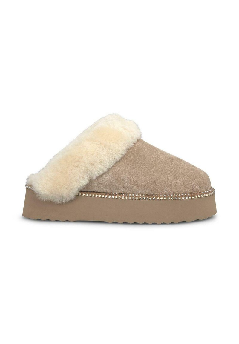 Pantofole beige con una morbida fodera in pelliccia color crema, esterno in camoscio e suola a piattaforma. Presenta dettagli decorativi con perline lungo il bordo.