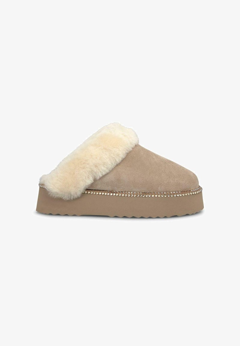 Beżowy kapcie z miękkim, kremowym futrem wewnętrznym, zamszowym wykończeniem i platformą. Posiadają dekoracyjne koralikowe wykończenie wzdłuż krawędzi.