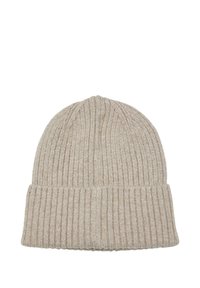 Căciulă tricotată bej cu textură ribbed, având un mansetă pliabilă și un vârf rotunjit, fabricată dintr-un fir moale și cald.