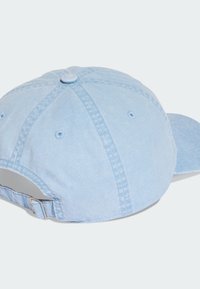 Jasnoniebieska materiałowa czapka zgiętym daszkiem, przeszyciami i regulowanym paskiem z tyłu. Gładka faktura z sześcioma otworami wentylacyjnymi.