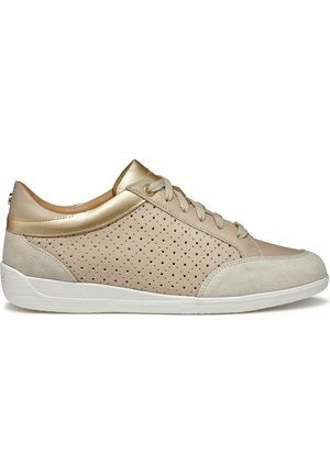 Baskets beiges avec une tige en cuir perforé, un capuchon en daim et des accents métalliques dorés. Elles présentent des lacets plats et une semelle en caoutchouc blanche.