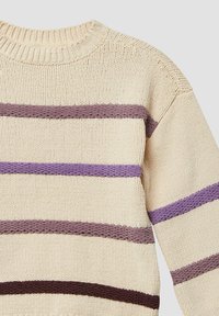 Sweter w kolorze kremowym z teksturowanym splotem, posiadający poziome paski w ciemnym brązie, lawendzie i mauvie. Żebrowany dekolt i mankiety.