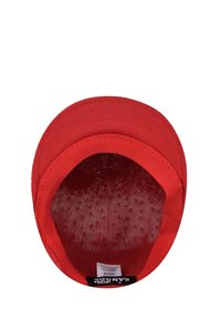 Cappello rosso con un esterno testurizzato, corona arrotondata e fodera interna in rete. Presenta un'etichetta alla base all'interno del cappello.
