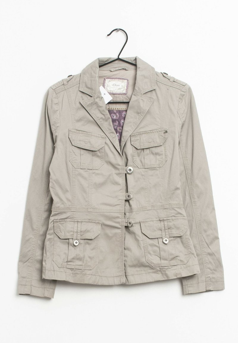 Giacca beige chiaro con colletto, tasche frontali e chiusura a bottoni. Realizzata in tessuto morbido con una fodera interna a fantasia.