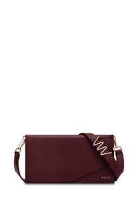 Burgundská umělá kožená spojka s diagonálním skládáním, zlatými kovovými detaily a nastavitelním popruhem pro všestranné použití.