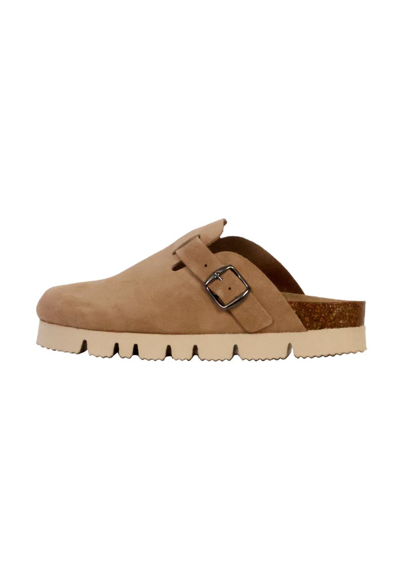 Chaussure à sabot en daim beige avec une boucle sur le côté, semelle de plate-forme texturée et accent en liège au talon. Vue latérale mettant en avant la forme et le design.