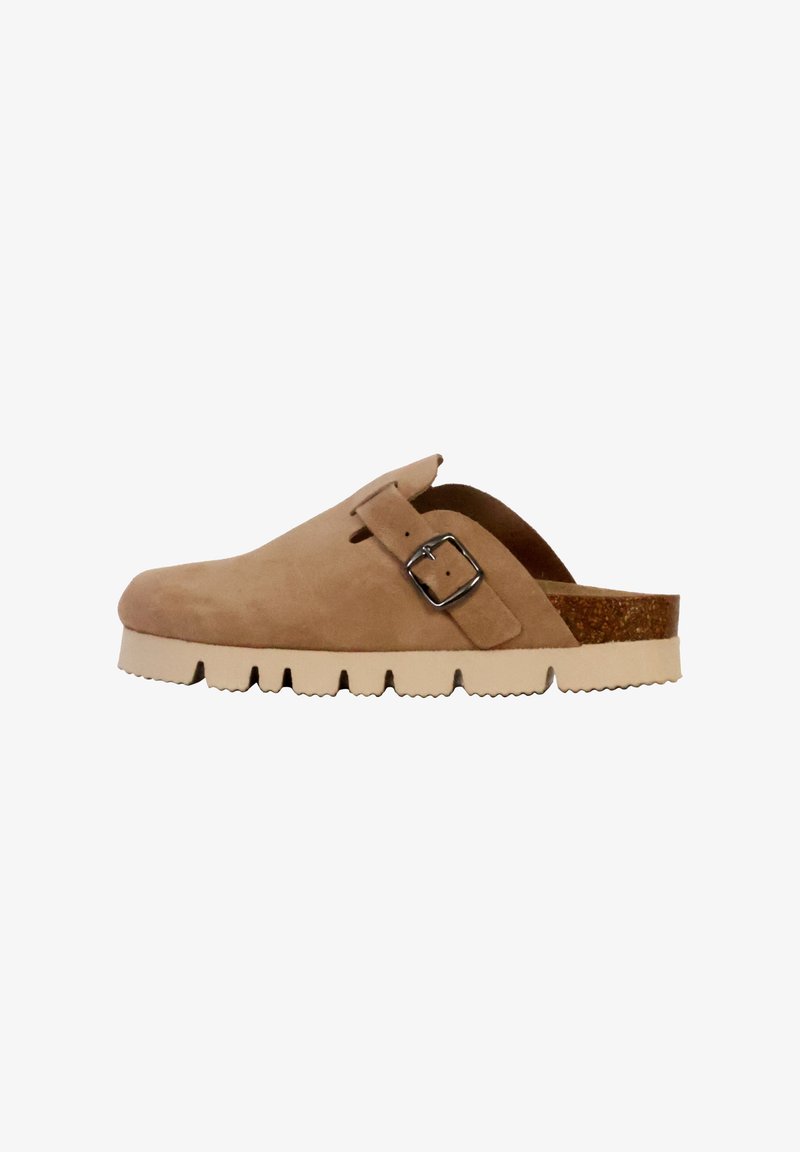 Chaussure à sabot en daim beige avec une boucle sur le côté, semelle de plate-forme texturée et accent en liège au talon. Vue latérale mettant en avant la forme et le design.